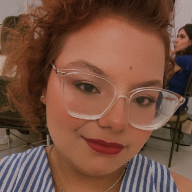 Bacharel em Artes Visuais e editora de textos há uns anos