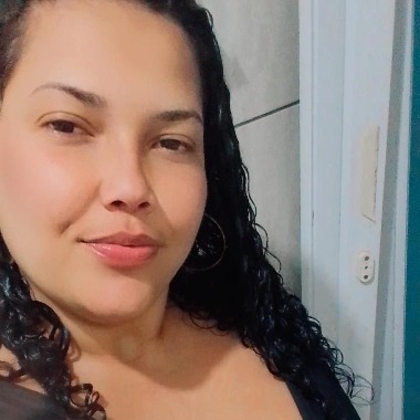 Nem simpática e prestativa pronta a servir o público da melhor maneira possivel