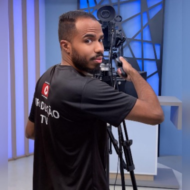 Diretor e roteirista de cinema, produtor de Tv e câmera