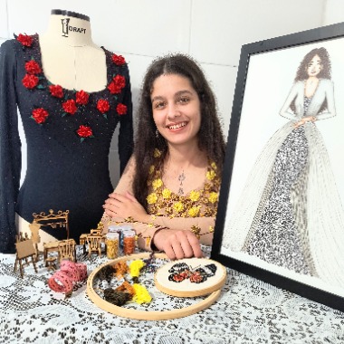 Bordadeira a mão e Luneville, costureira, modelista e desenhista