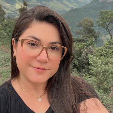 Vendedora, caixa, animadora de festas, recepcionista