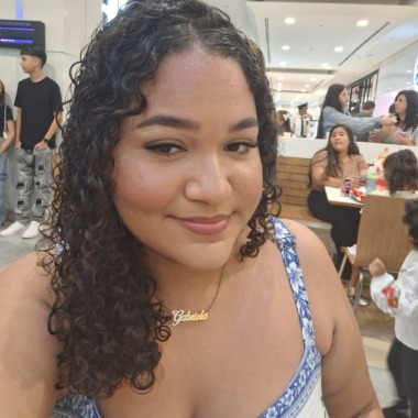 Inglês fluente, experiência com crianças e como cumim, ex professora de inglês.