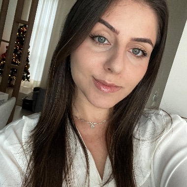 Edição, tradução e correção de textos e redações.