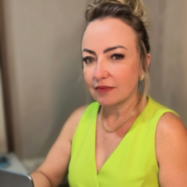 Professora de Português especialista em escrita.