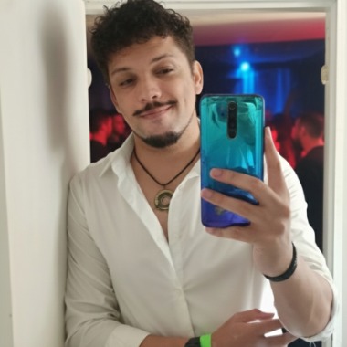 Educador, tradutor, telemarketing e vendas.