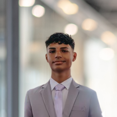 Designer focado em identidade visual, criando marcas fortes, elegantes e de alto impacto.