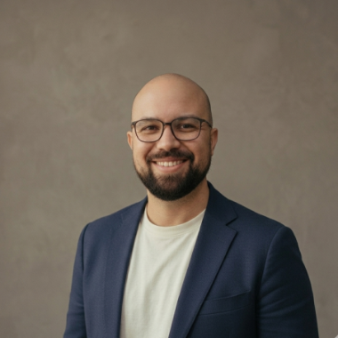Especialista em marketing, copy, storytelling e vendas B2B. Estratégia prática + IA.