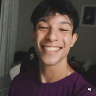 Designer geral, editor de vídeo, criação de site.