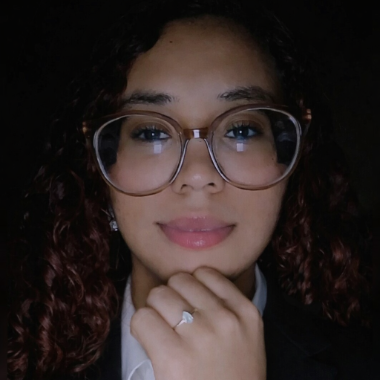 Formada em marketing e vendas e assistente administrativo