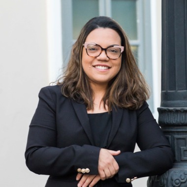 Bacharel em direito, elaboração e digitação de documentos.