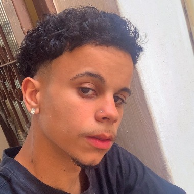 Auxiliar de logística e estudante de eletricista de manutenção