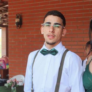 Barman, barista, atendente.