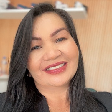 Flexível, ágil e detalhista em tarefas, digitação e estética facial, corporal e medicamentos.