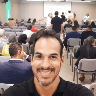 Atuo em desing e criação e edição de vídeo e imagens com técnicas em  IAs