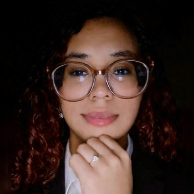 Formada em marketing e vendas e assistente administrativo