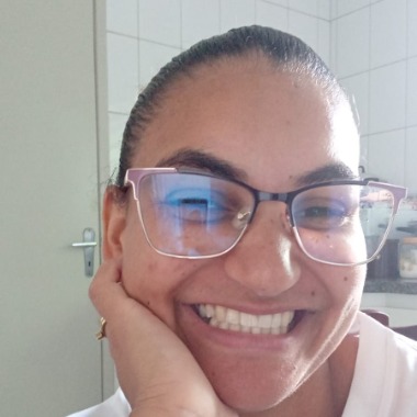 experiencia como cuidadora de idosos, orientadora social, ajudante de cozinha, auxiliar de estética.