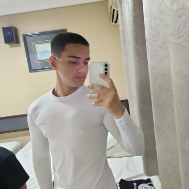 Desenvolvedor Junior, atuo com typeScript, javaScript, Java  (SpringBoot) SQL, MySQL