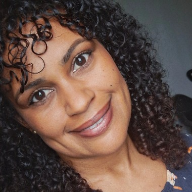 Professora | Escrevo, reviso textos, crio histórias infantis, narro e elaboro materiais educativos